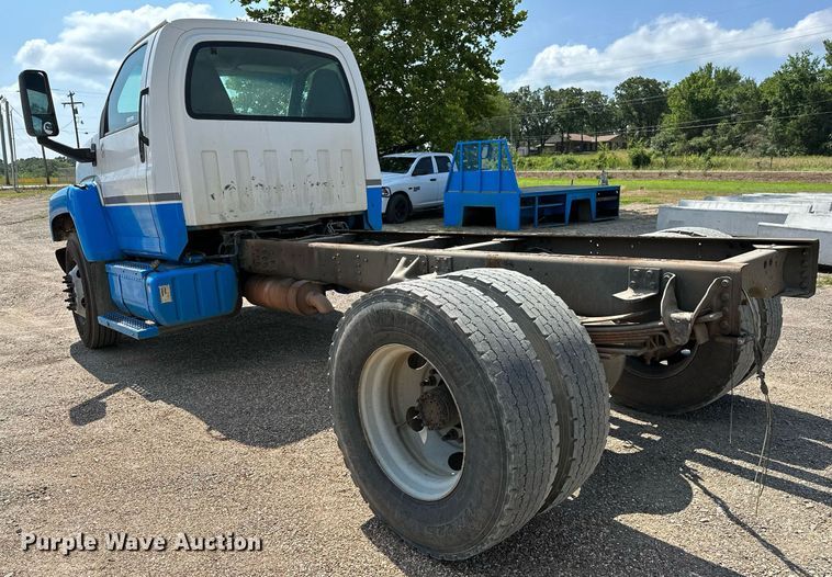 image for item OC9050 2003 GMC C7500  truck cab and chassis