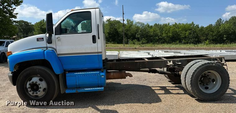 image for item OC9050 2003 GMC C7500  truck cab and chassis