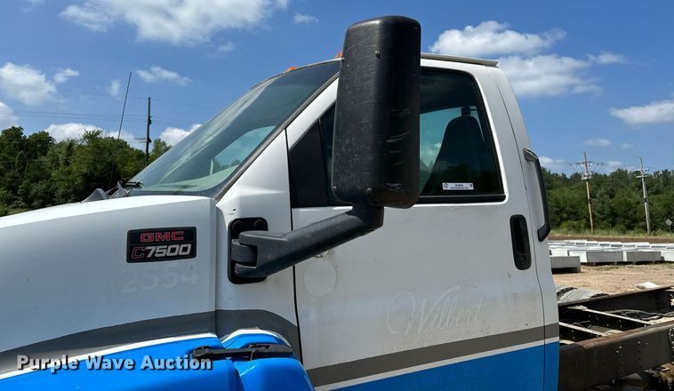 image for item OC9050 2003 GMC C7500  truck cab and chassis