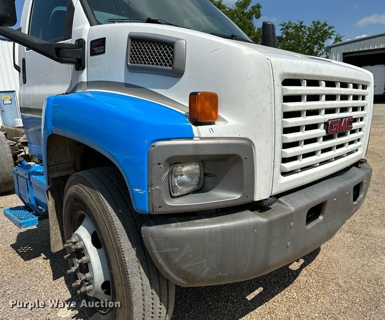 image for item OC9050 2003 GMC C7500  truck cab and chassis