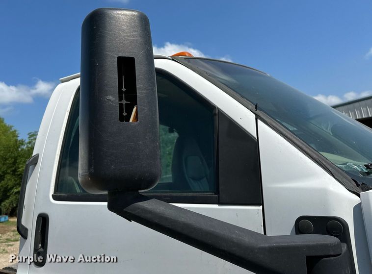 image for item OC9050 2003 GMC C7500  truck cab and chassis