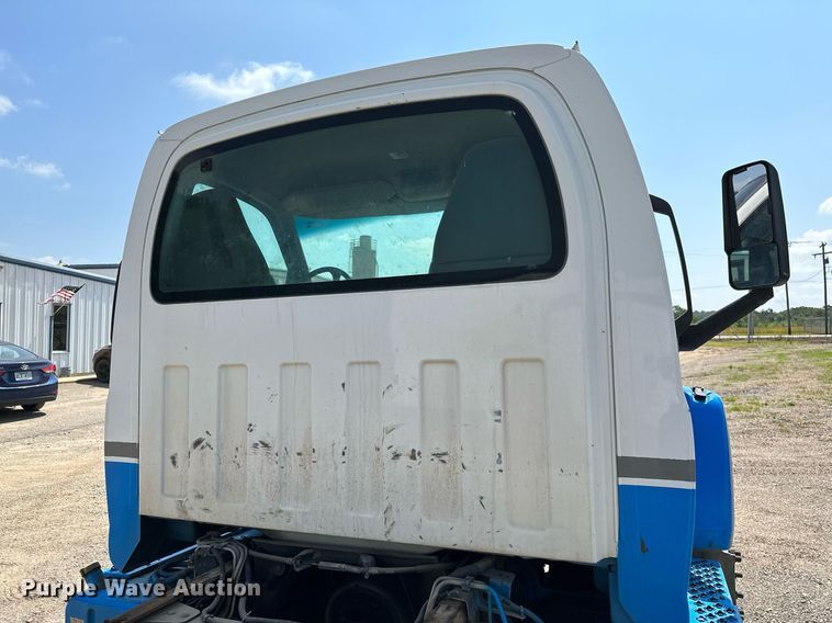 image for item OC9050 2003 GMC C7500  truck cab and chassis