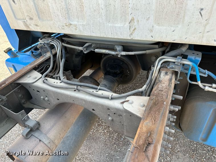 image for item OC9050 2003 GMC C7500  truck cab and chassis