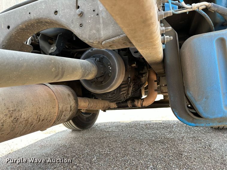 image for item OC9050 2003 GMC C7500  truck cab and chassis