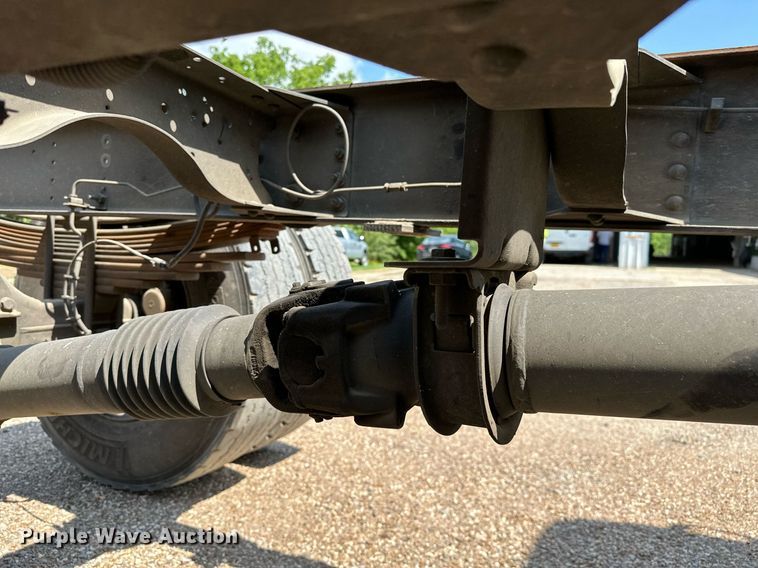 image for item OC9050 2003 GMC C7500  truck cab and chassis