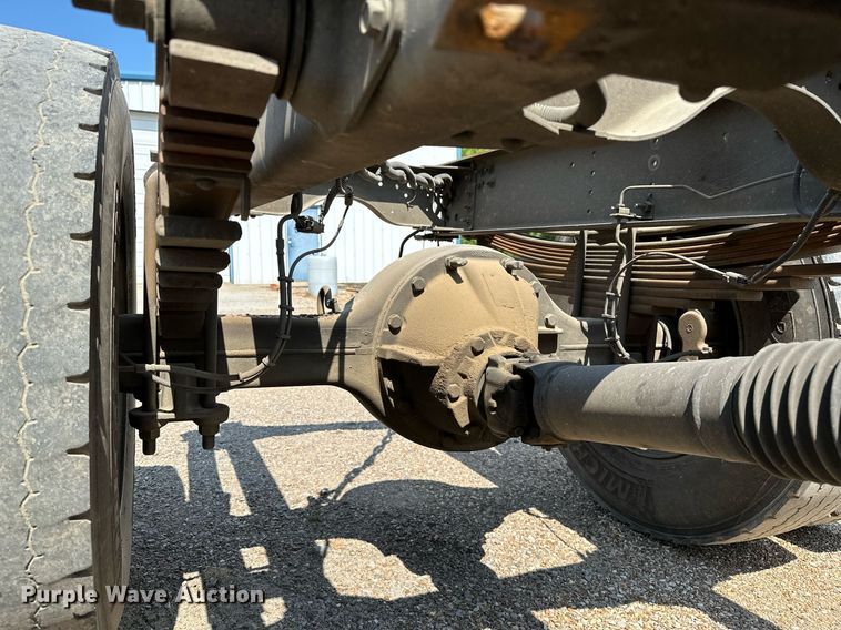 image for item OC9050 2003 GMC C7500  truck cab and chassis