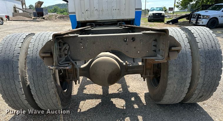 image for item OC9050 2003 GMC C7500  truck cab and chassis