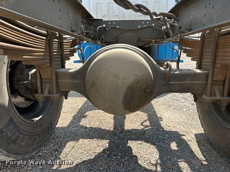 image for item OC9050 2003 GMC C7500  truck cab and chassis