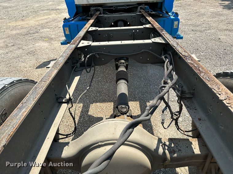 image for item OC9050 2003 GMC C7500  truck cab and chassis