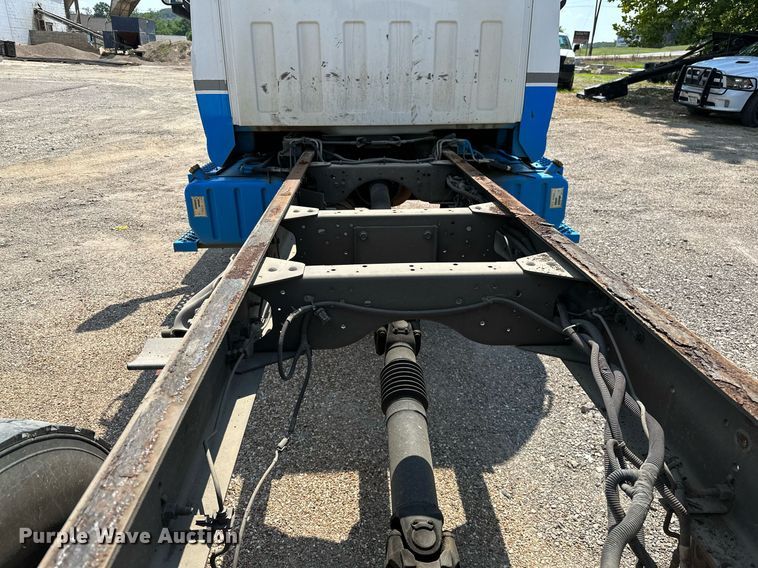 image for item OC9050 2003 GMC C7500  truck cab and chassis