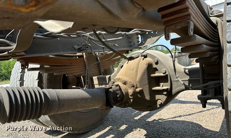 image for item OC9050 2003 GMC C7500  truck cab and chassis