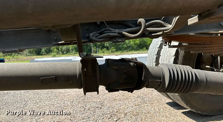 image for item OC9050 2003 GMC C7500  truck cab and chassis