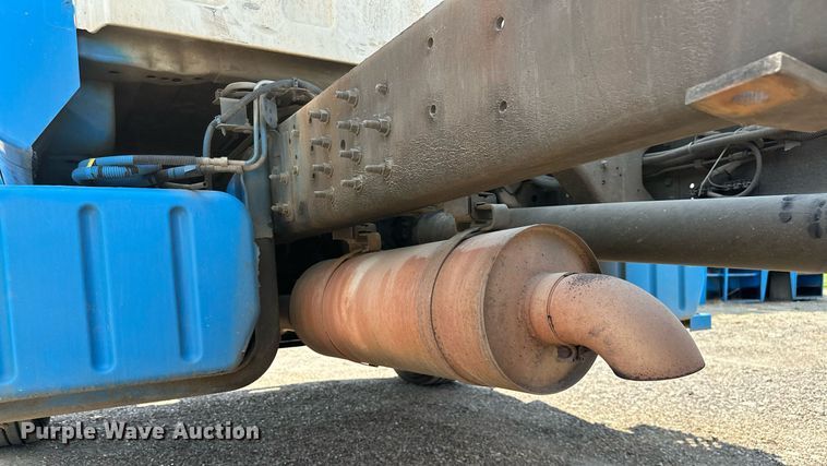 image for item OC9050 2003 GMC C7500  truck cab and chassis