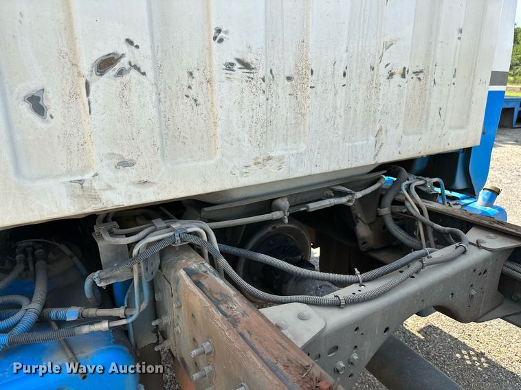 image for item OC9050 2003 GMC C7500  truck cab and chassis