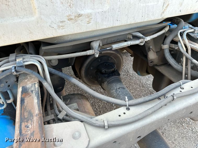 image for item OC9050 2003 GMC C7500  truck cab and chassis