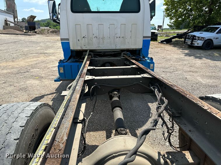 image for item OC9050 2003 GMC C7500  truck cab and chassis