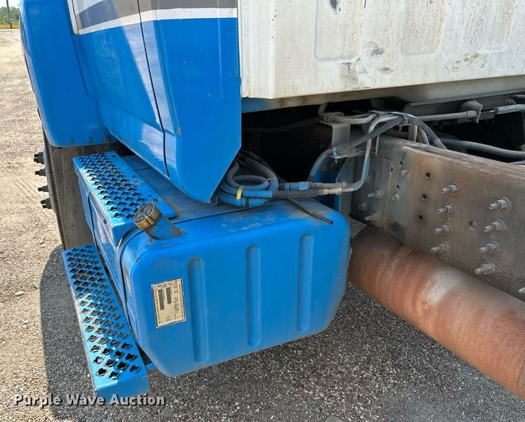 image for item OC9050 2003 GMC C7500  truck cab and chassis