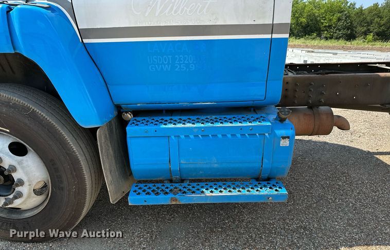 image for item OC9050 2003 GMC C7500  truck cab and chassis