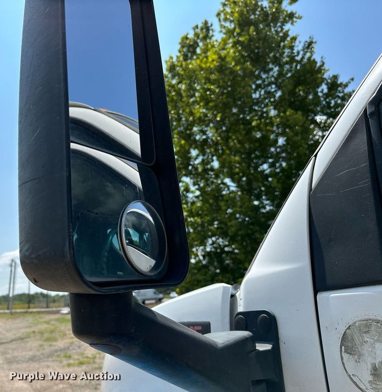 image for item OC9050 2003 GMC C7500  truck cab and chassis