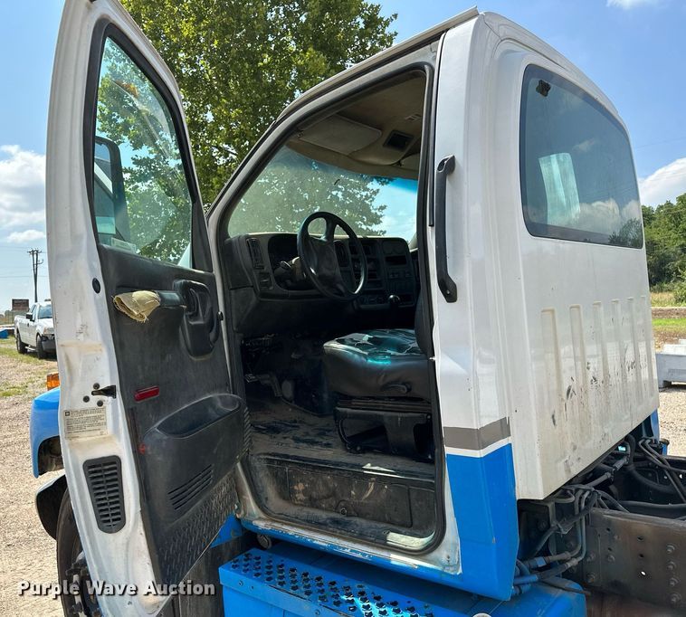image for item OC9050 2003 GMC C7500  truck cab and chassis