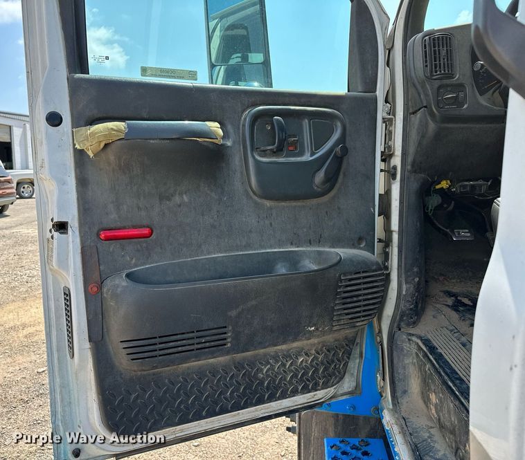 image for item OC9050 2003 GMC C7500  truck cab and chassis