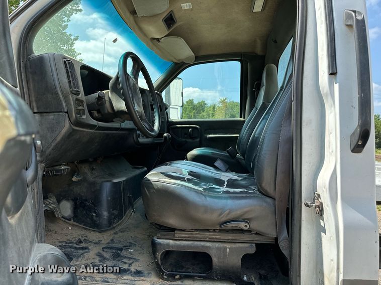image for item OC9050 2003 GMC C7500  truck cab and chassis