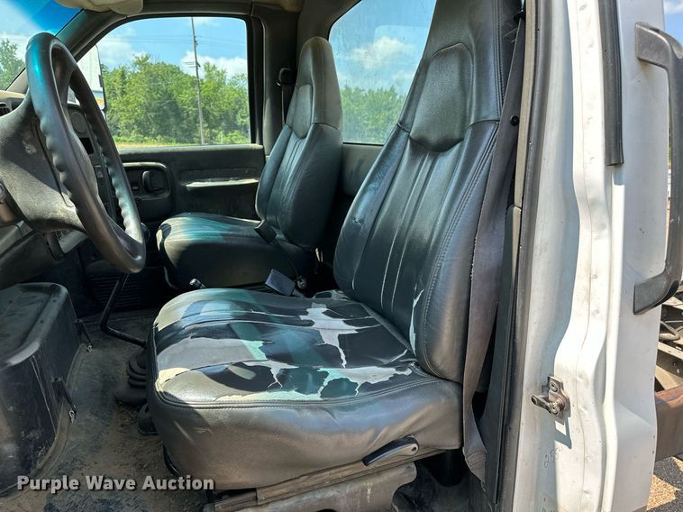 image for item OC9050 2003 GMC C7500  truck cab and chassis