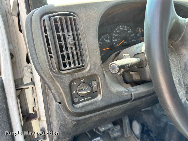 image for item OC9050 2003 GMC C7500  truck cab and chassis