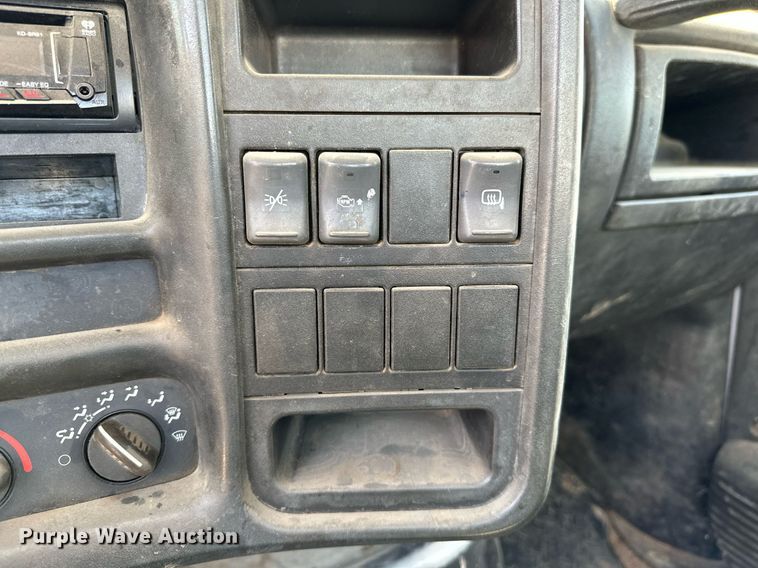 image for item OC9050 2003 GMC C7500  truck cab and chassis