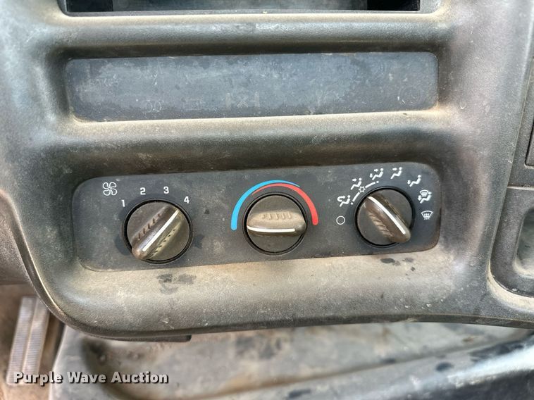 image for item OC9050 2003 GMC C7500  truck cab and chassis