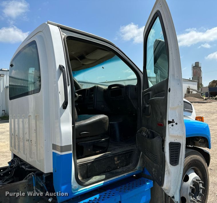 image for item OC9050 2003 GMC C7500  truck cab and chassis