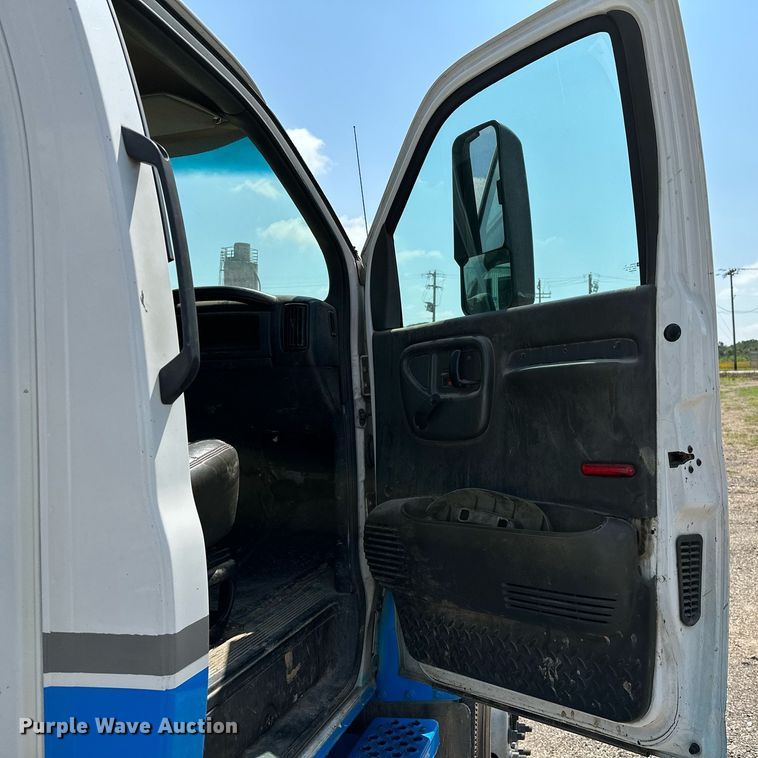 image for item OC9050 2003 GMC C7500  truck cab and chassis