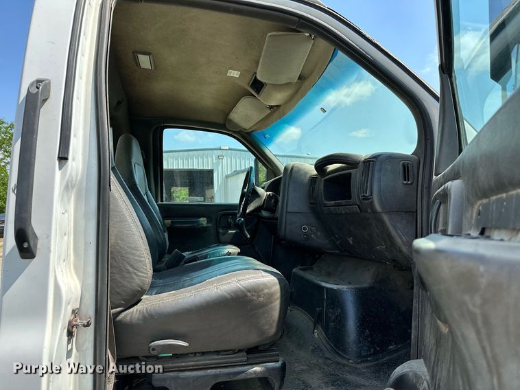 image for item OC9050 2003 GMC C7500  truck cab and chassis