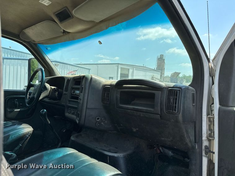 image for item OC9050 2003 GMC C7500  truck cab and chassis