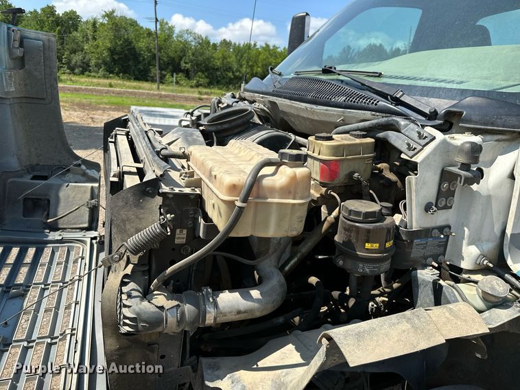 image for item OC9050 2003 GMC C7500  truck cab and chassis
