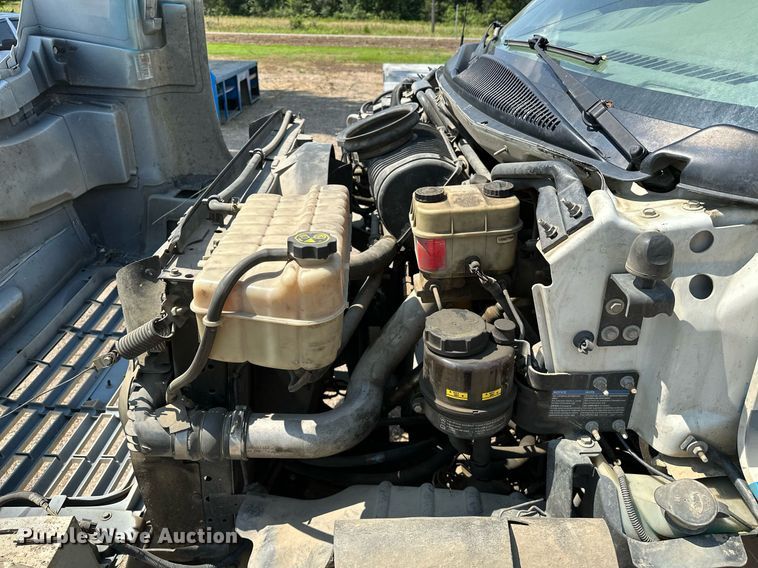 image for item OC9050 2003 GMC C7500  truck cab and chassis