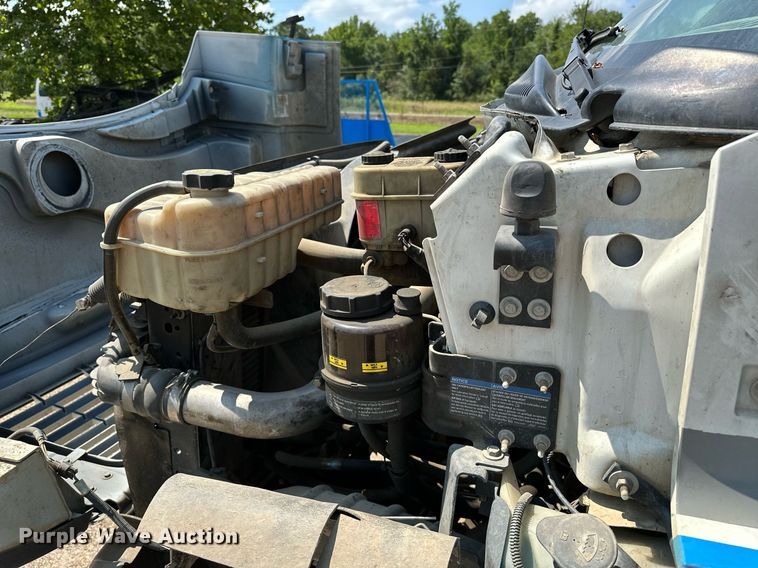 image for item OC9050 2003 GMC C7500  truck cab and chassis