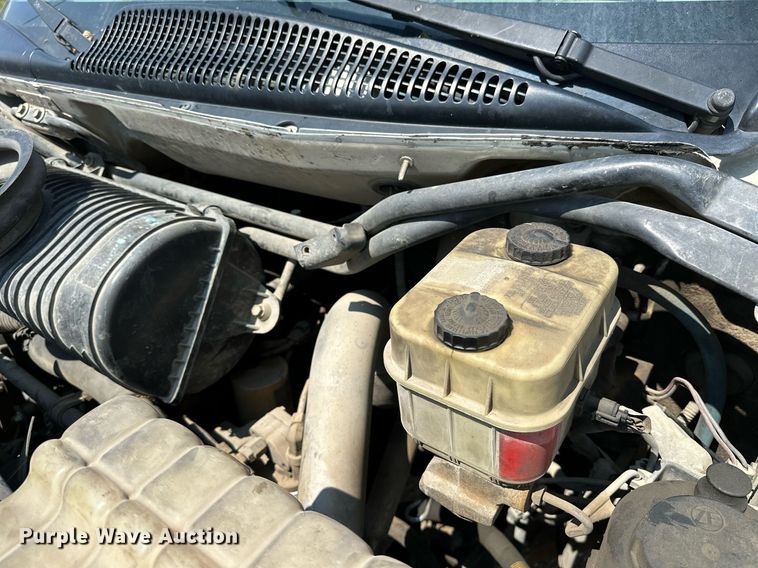 image for item OC9050 2003 GMC C7500  truck cab and chassis