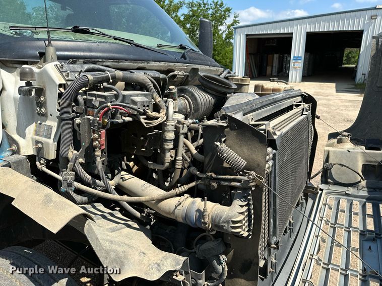 image for item OC9050 2003 GMC C7500  truck cab and chassis