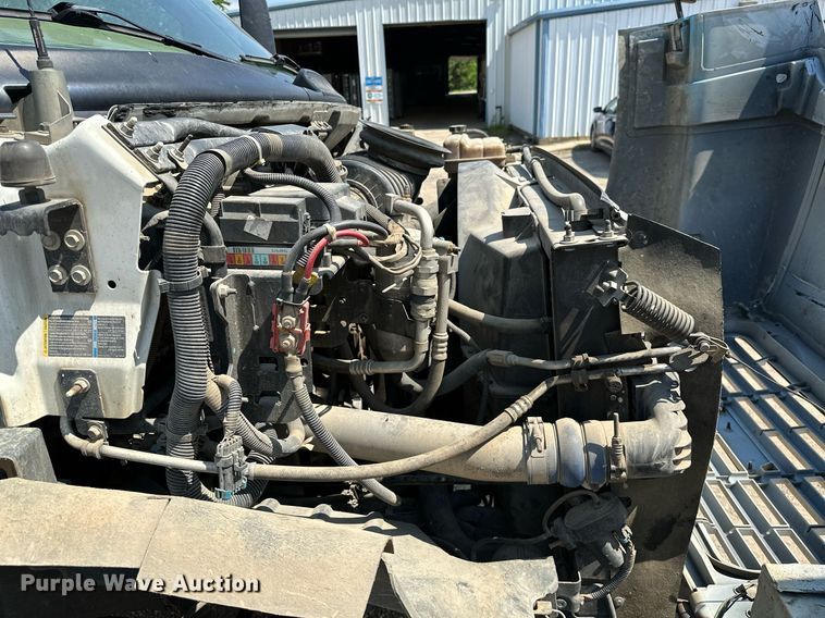 image for item OC9050 2003 GMC C7500  truck cab and chassis