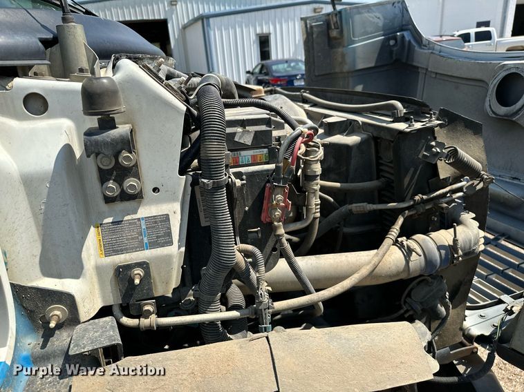 image for item OC9050 2003 GMC C7500  truck cab and chassis