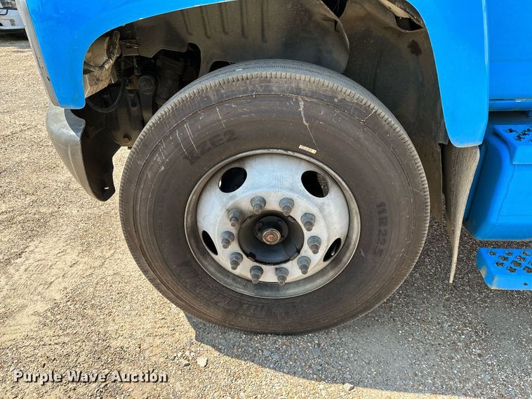 image for item OC9050 2003 GMC C7500  truck cab and chassis