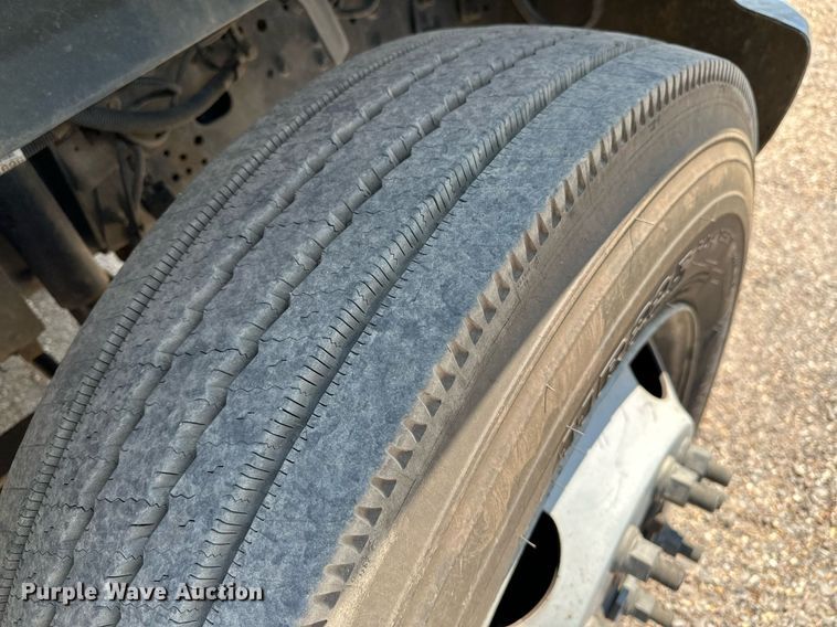 image for item OC9050 2003 GMC C7500  truck cab and chassis