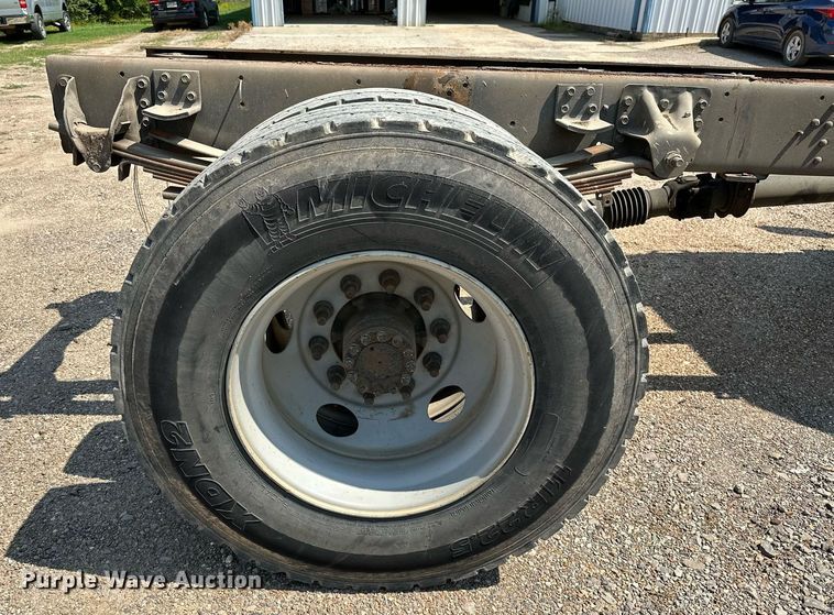 image for item OC9050 2003 GMC C7500  truck cab and chassis