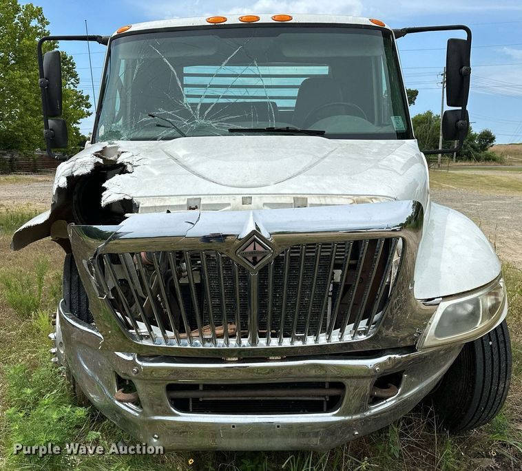 image for item OC9092 2005 International 4300  flatbed truck