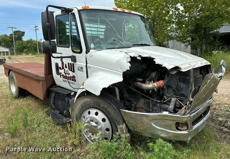 image for item OC9092 2005 International 4300  flatbed truck