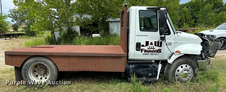 image for item OC9092 2005 International 4300  flatbed truck