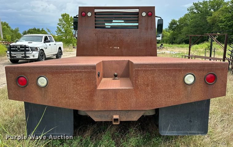 image for item OC9092 2005 International 4300  flatbed truck