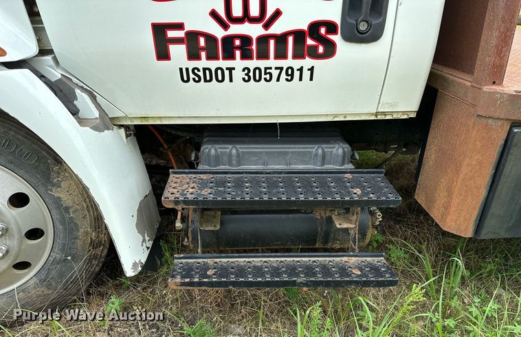 image for item OC9092 2005 International 4300  flatbed truck