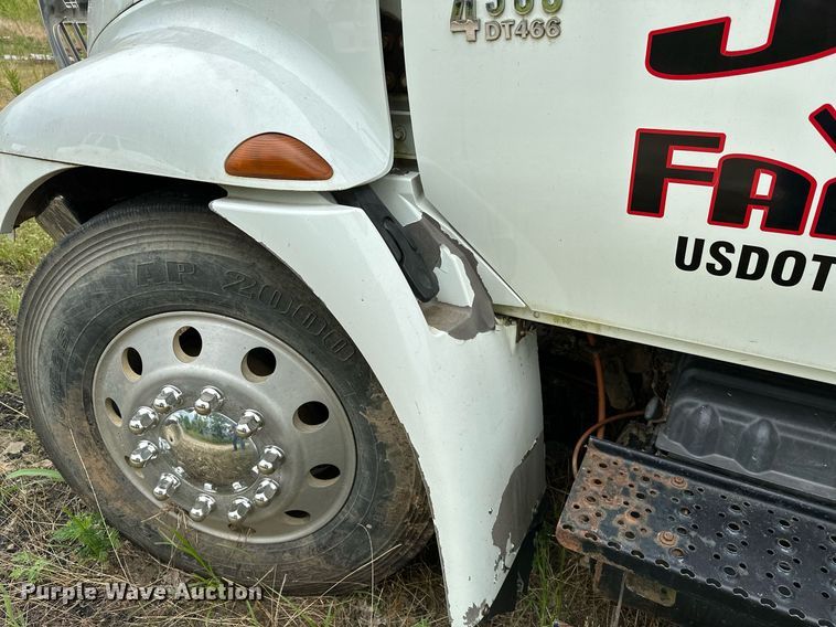 image for item OC9092 2005 International 4300  flatbed truck